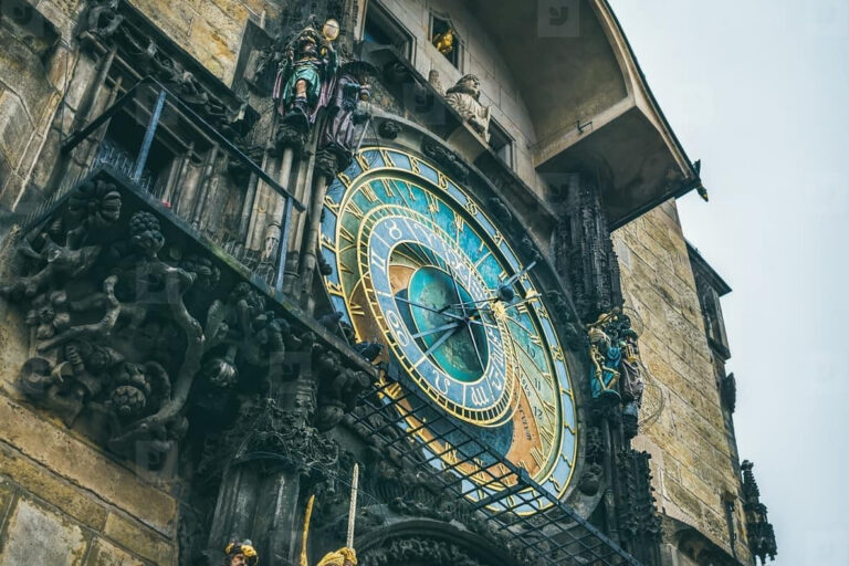 Đồng hồ thiên văn Prague Orloj thời Trung Cổ hơn 600 năm tuổi