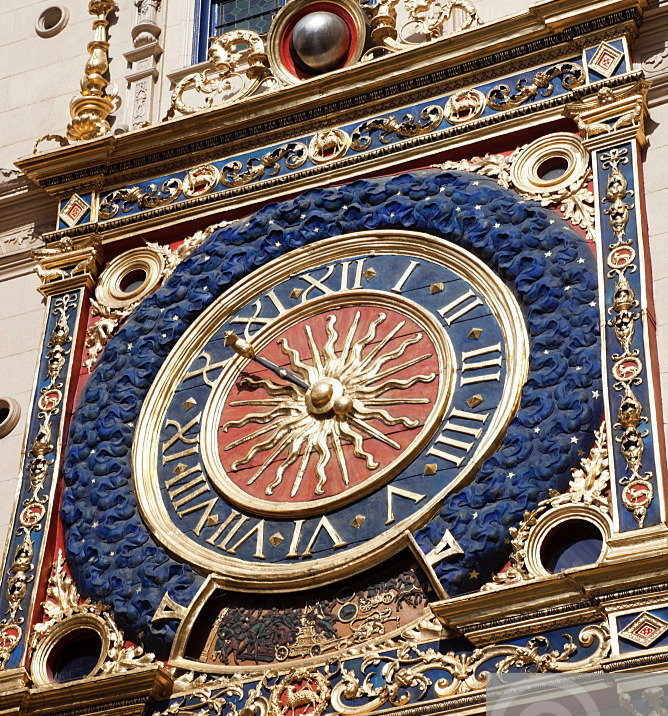 Tuyệt tác sử thi The Gros Horloge & những họa tiết ngụ ngôn tráng lệ
