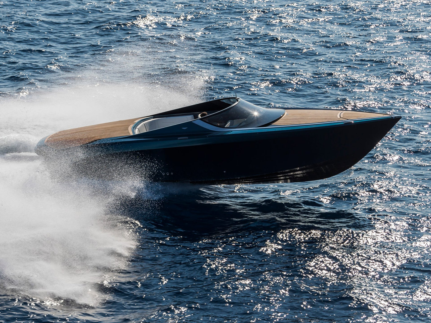 AM37 – du thuyền với trải nghiệm của một chiếc Aston Martin thực thụ