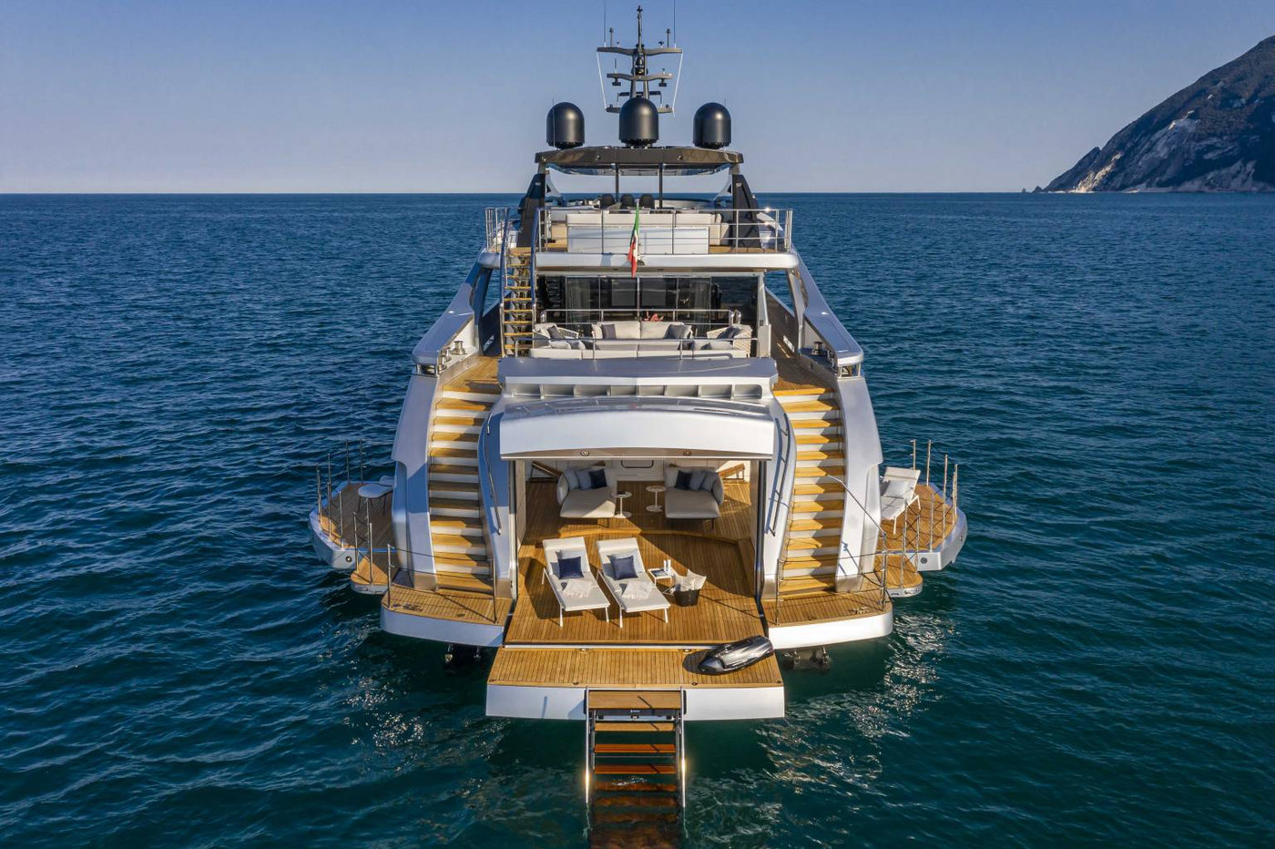 Pershing bàn giao siêu phẩm 140 feet sở hữu kết cấu hợp kim nhôm 100%