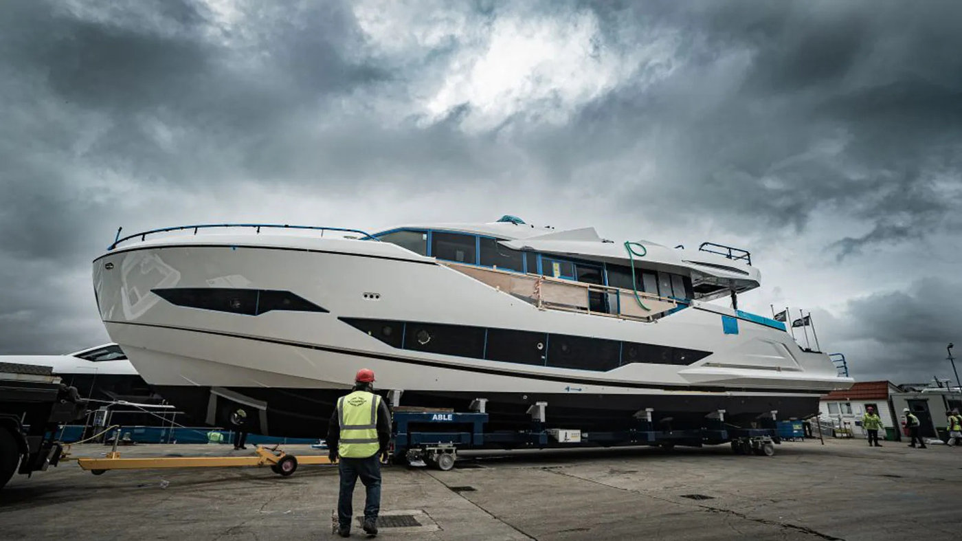 Chiếc Sunseeker 90 Ocean đầu tiên đã bước vào giai đoạn hoàn thiện