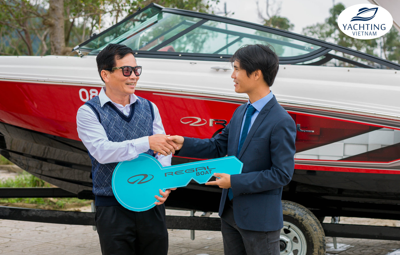 Yachting Việt Nam bàn giao thuyền Regal 21 OBX cho khách hàng