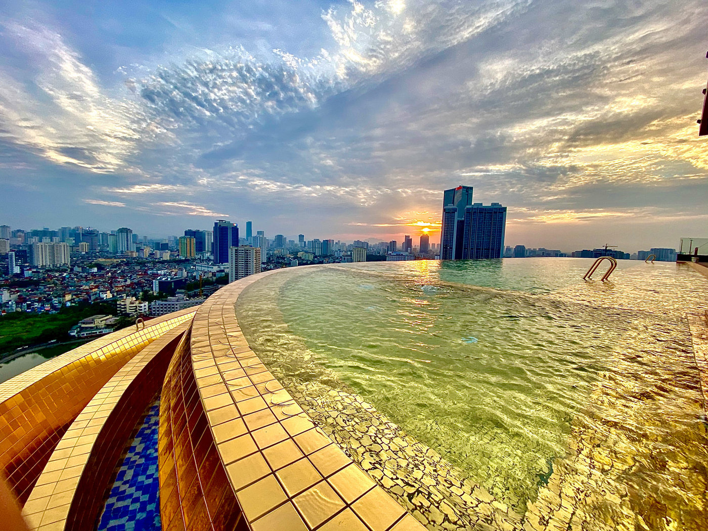 Nghỉ dưỡng tại khách sạn dát vàng độc nhất với Gói “Golden Staycation”