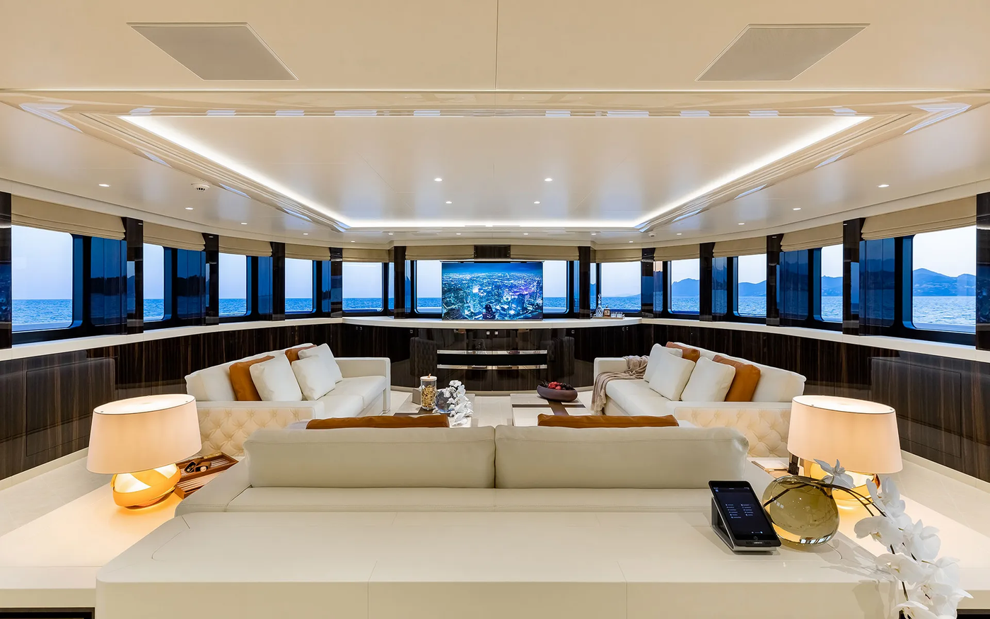 Choáng ngợp trước vẻ đẹp lộng lẫy của siêu du thuyền Soaring