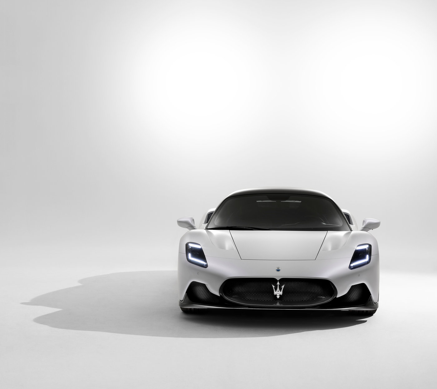 Sức mạnh và vẻ đẹp: Chuyện chưa kể về Maserati MC20 và David Beckham