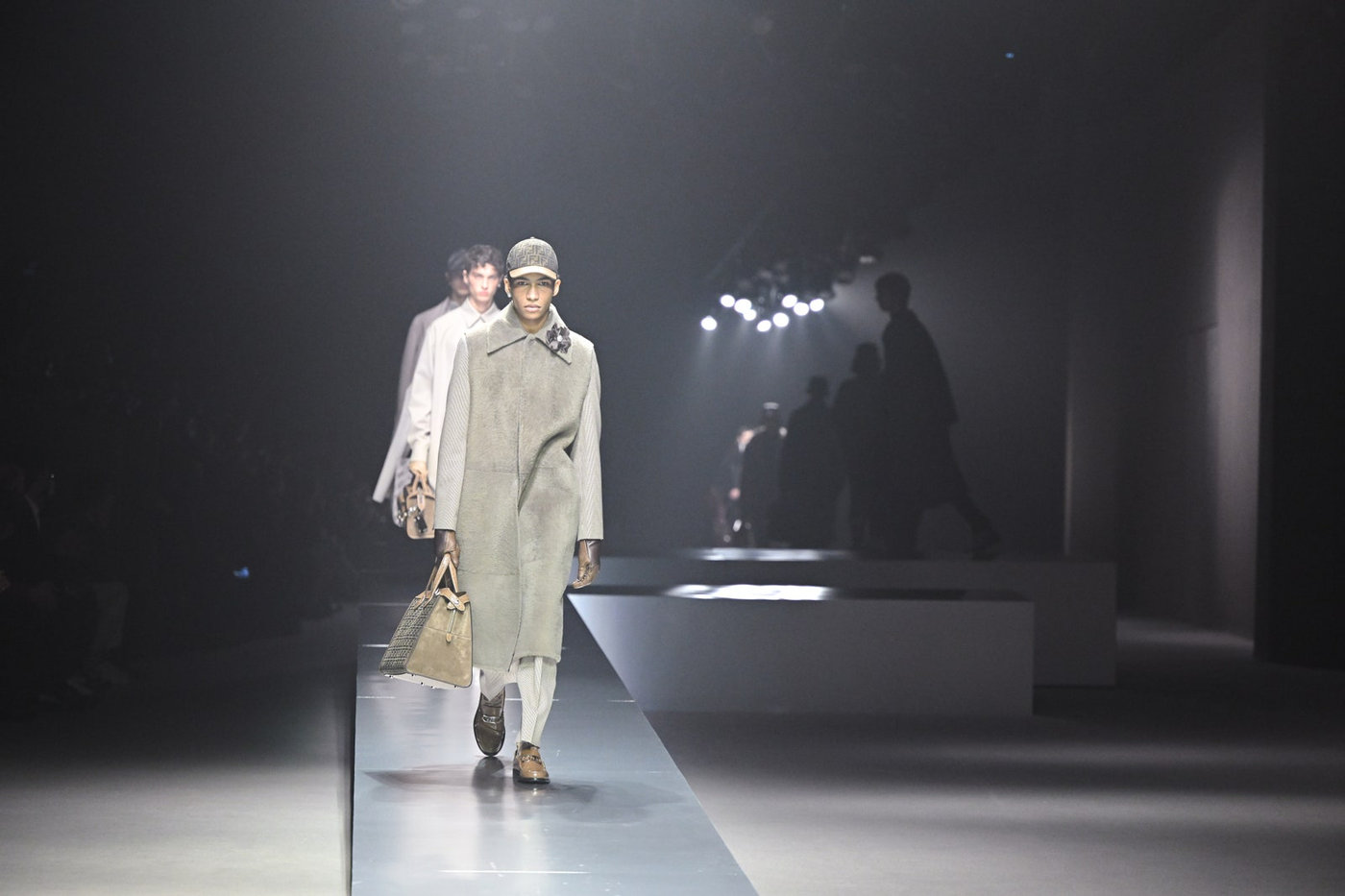 Mê đắm các thiết kế kết hợp công nghệ hiện đại của BST Fendi Thu Đông Nam 2022
