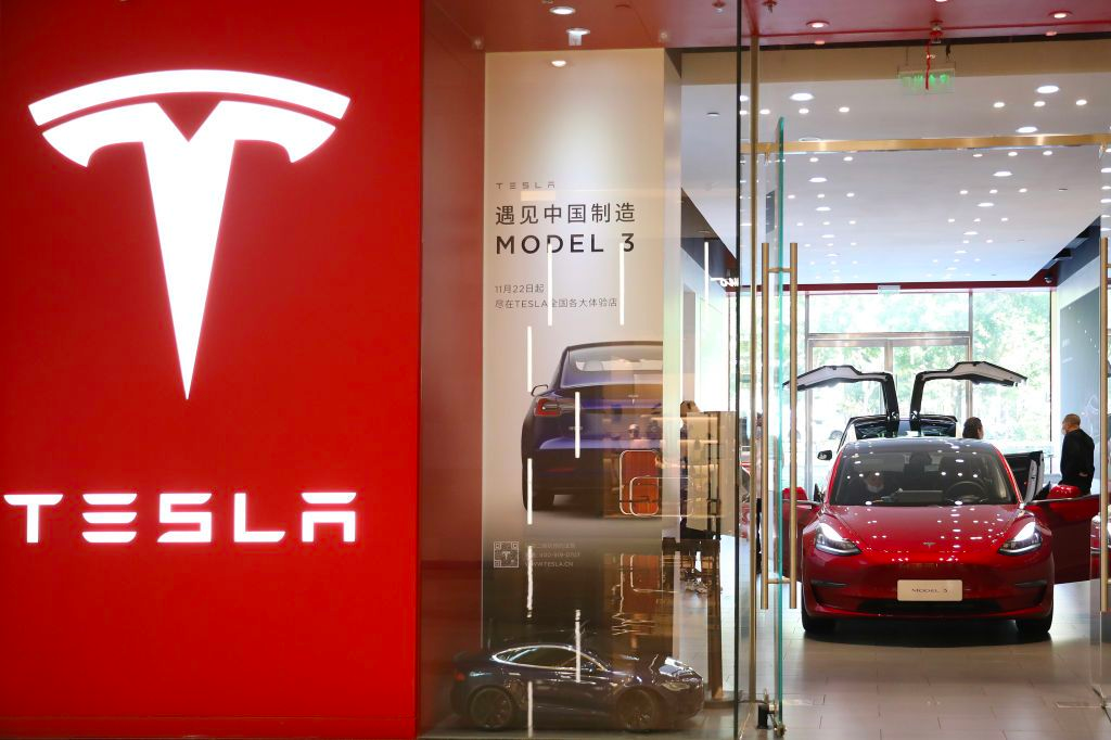 Cổ phiếu Tesla giảm sau khi CEO Elon Musk công bố mua lại Twitter