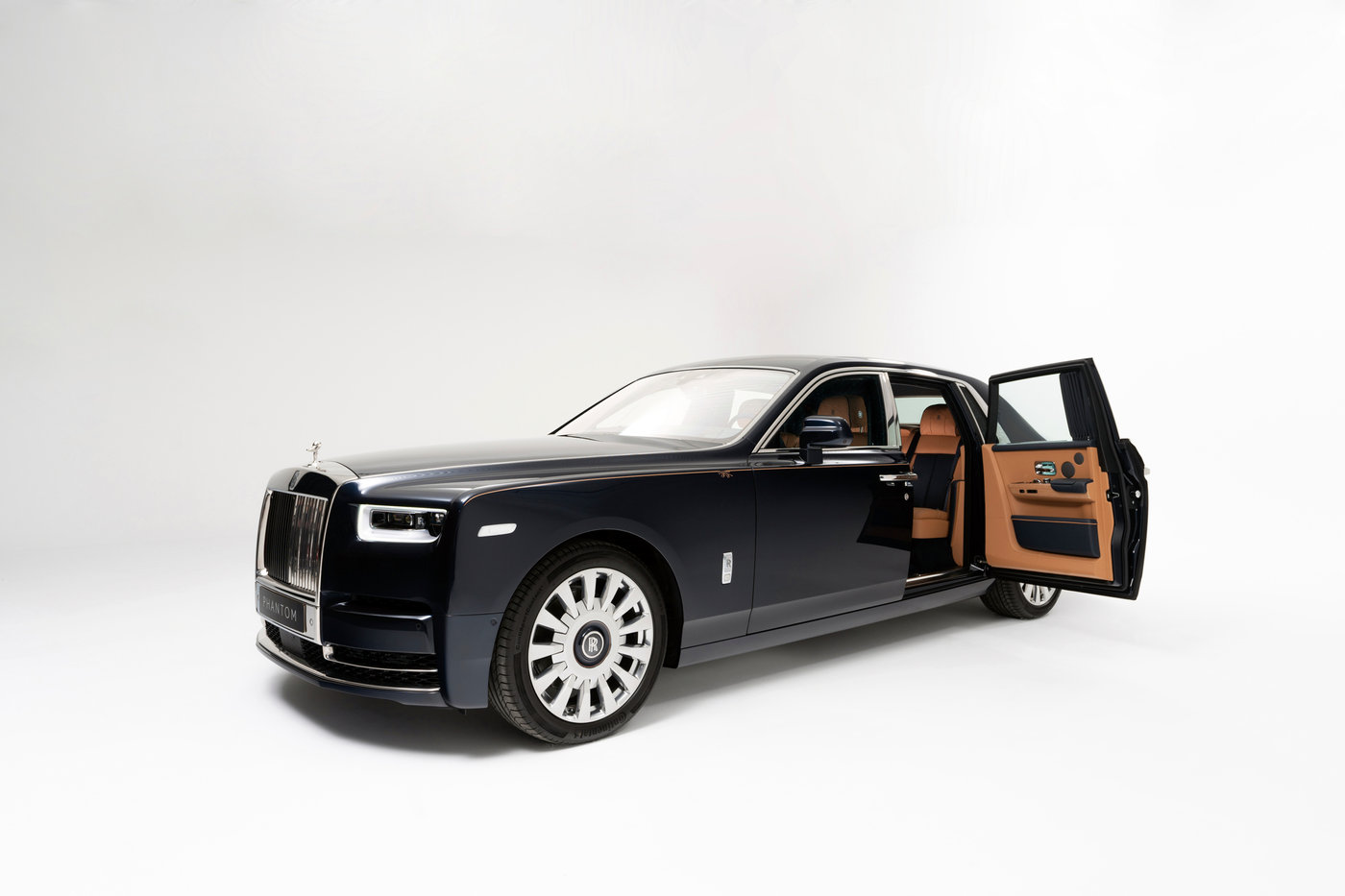 Bespoke Phantom của Rolls-Royce thử thách giới hạn với Sapphire Astrum Gallery