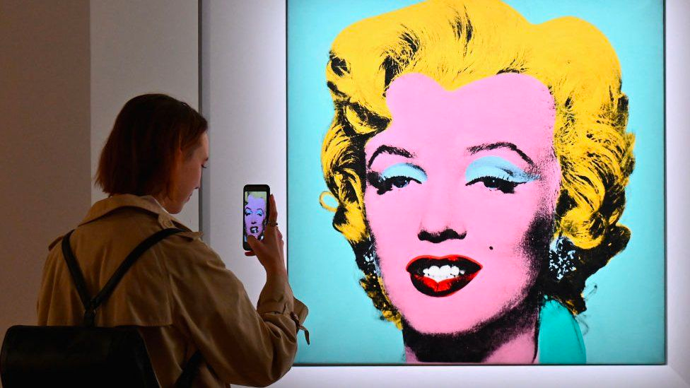 "Marilyn Monroe" mang về 195 triệu USD, kỷ lục mới của nghệ thuật đương đại