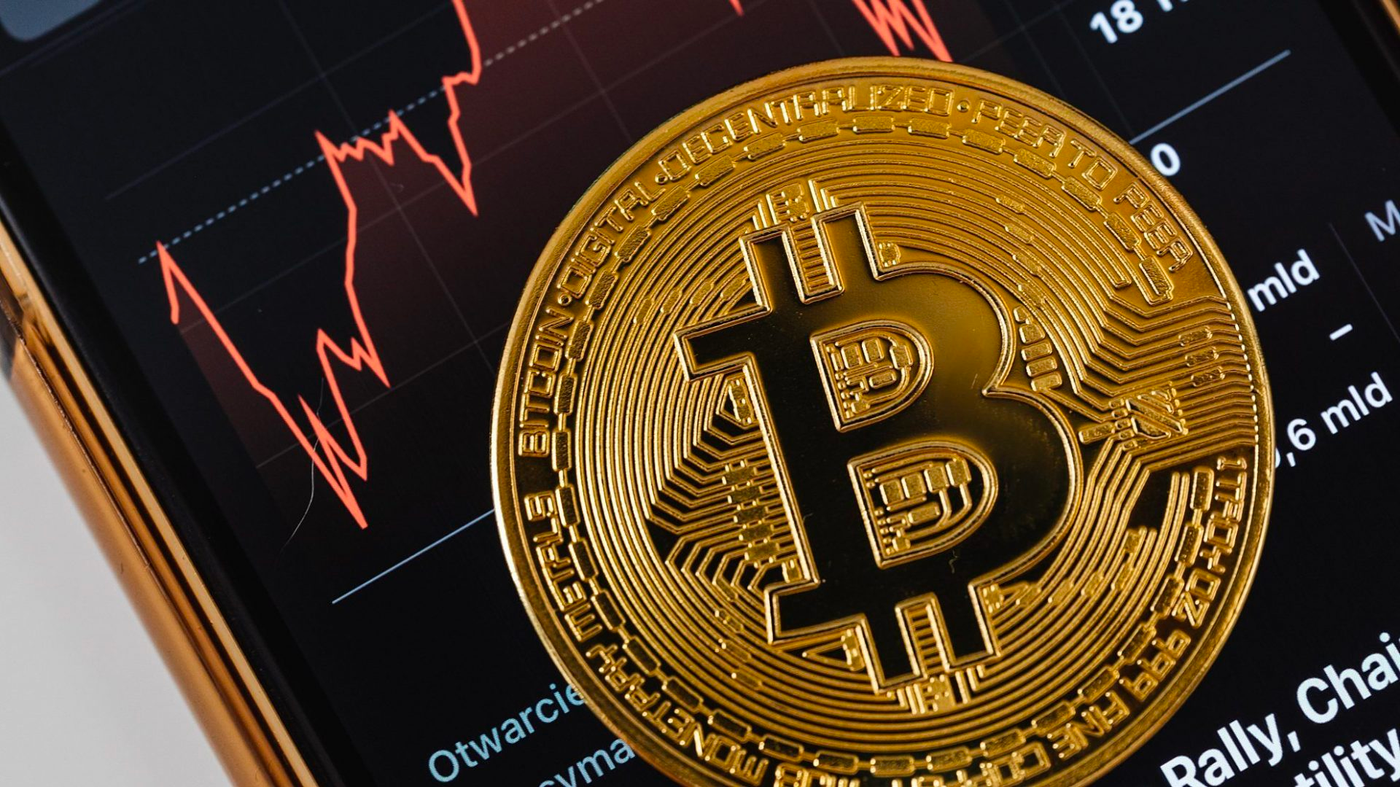 Bitcoin tụ giá xuống dưới mức thấp nhất, rơi còn 33.000 USD sau khi cổ phiếu bị bán tháo