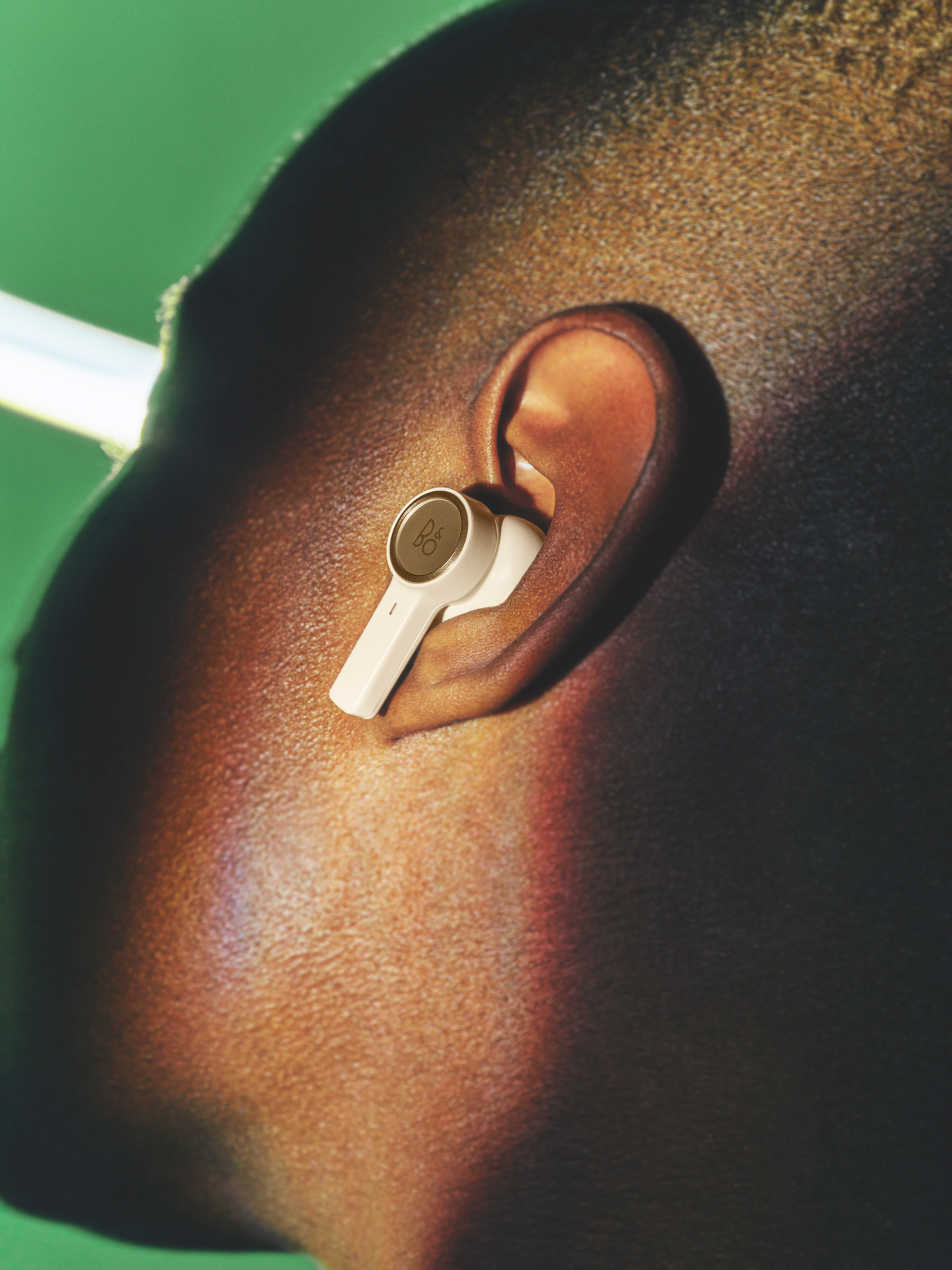 Bang & Olufsen ra mắt mẫu tai nghe true wireless linh hoạt Beoplay EX