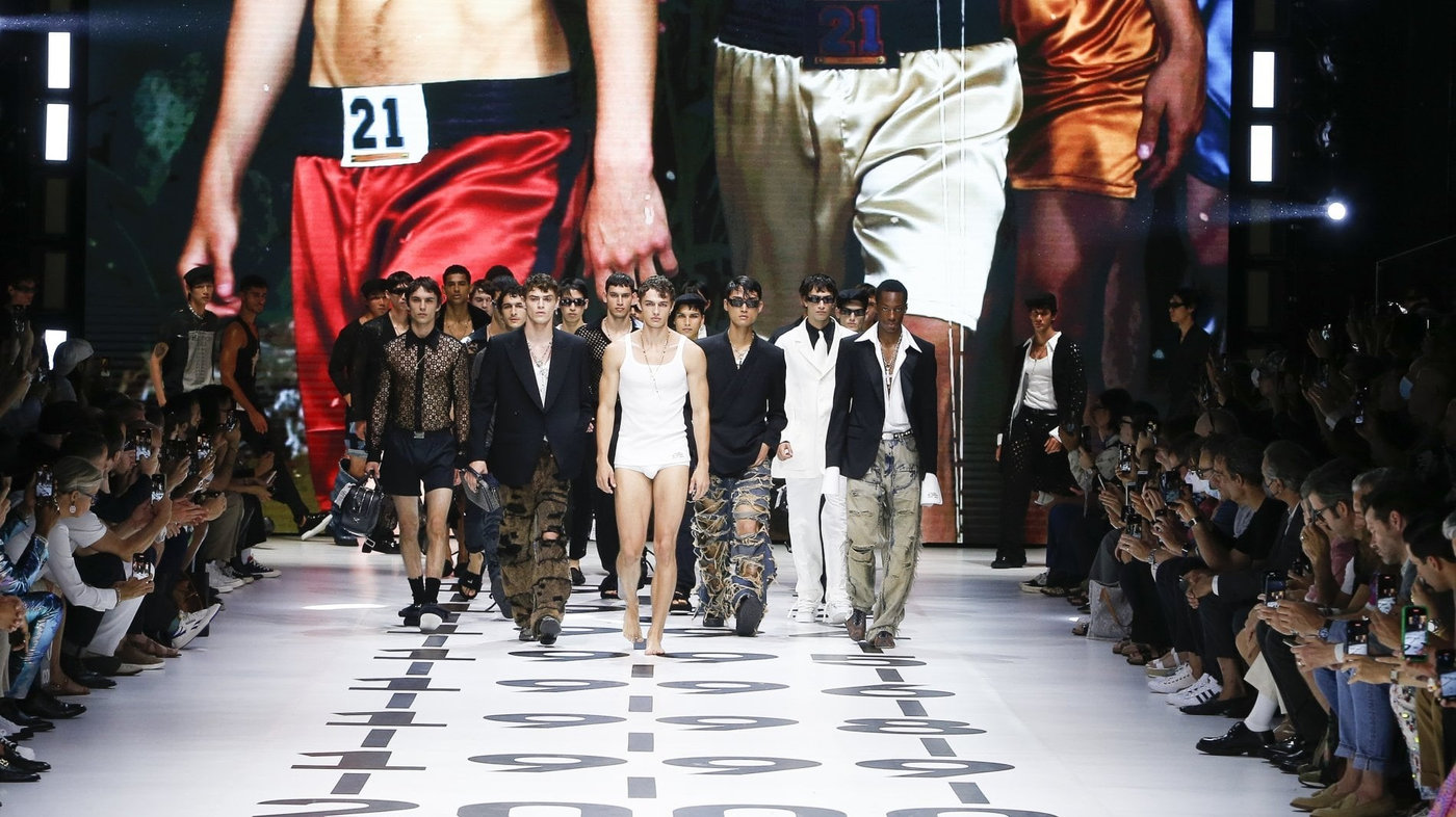 BST Dolce & Gabbana Xuân Hè Nam 2023: Những gã trai phóng túng thế hệ mới