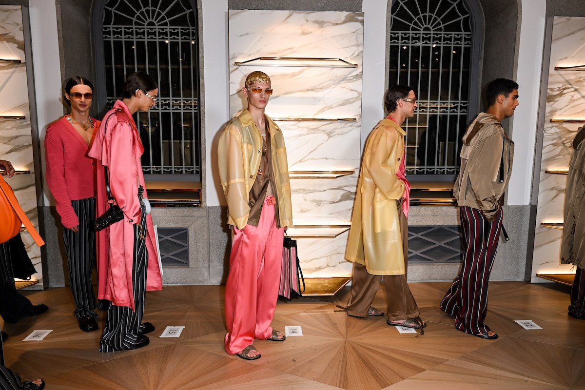 Versace Xuân Hè Nam 2023: nét tương phản dệt nên vũ trụ Donatella Versace