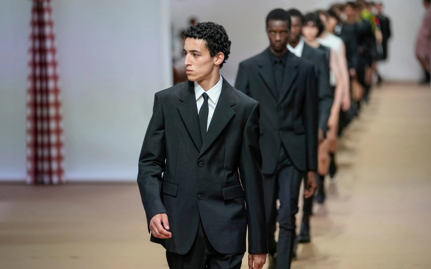 Prada Xuân Hè Nam 2023: Minimalism chiếm thượng phong ở lãnh địa thời trang