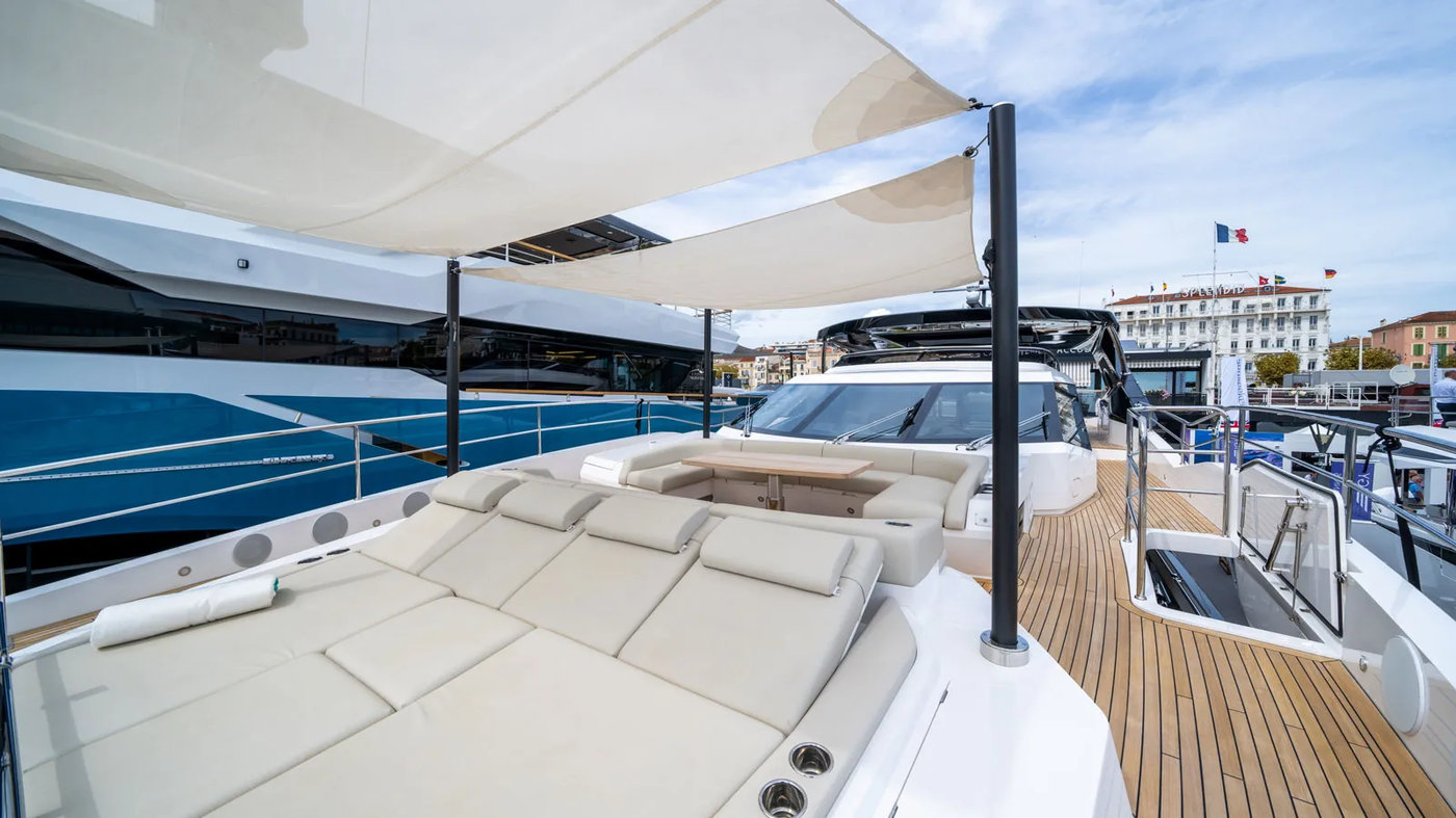 Khám phá nội thất thời thượng bên trong Sunseeker 100 Yacht