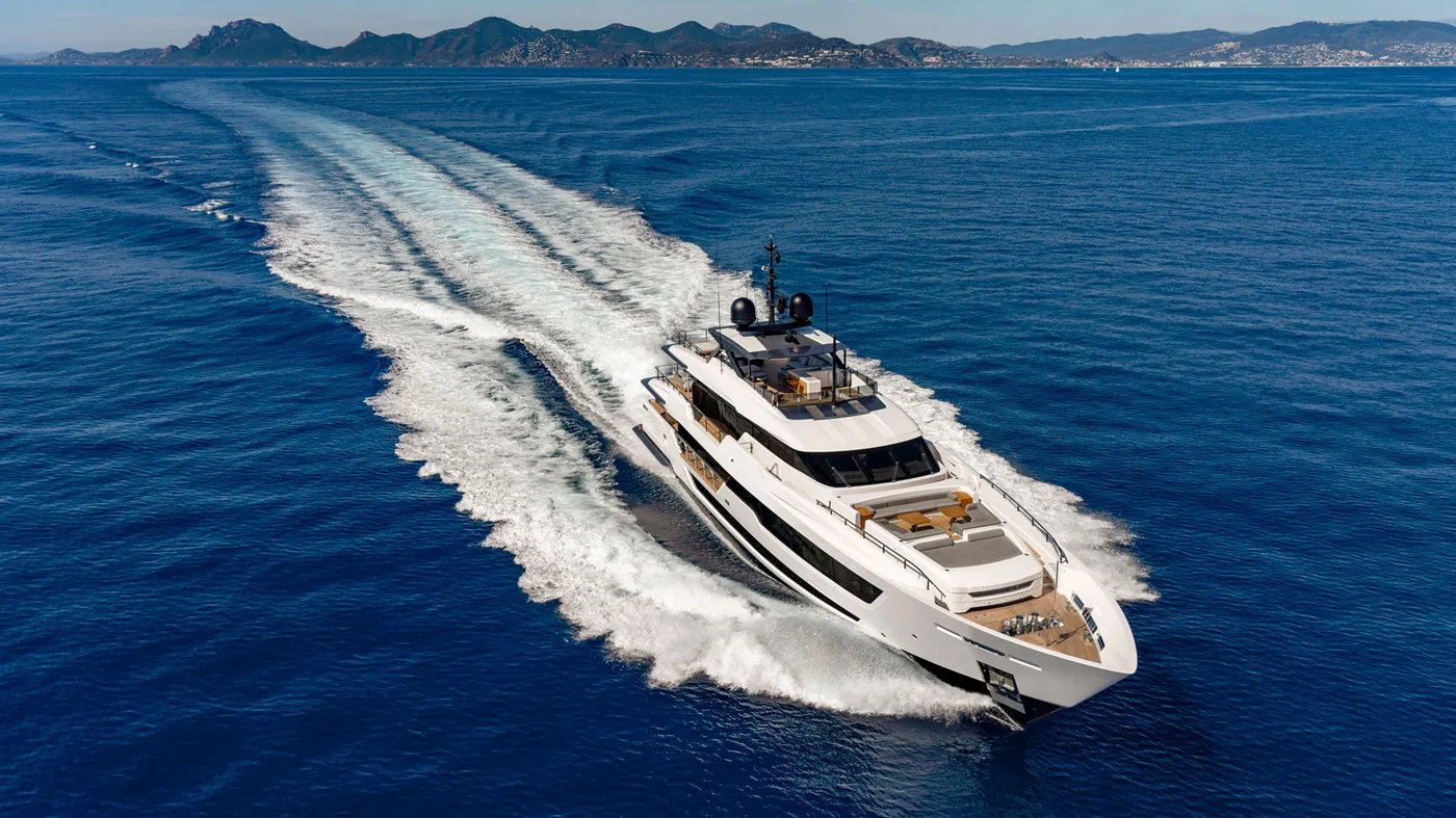 Có gì trên siêu du thuyền Custome Line 140 – flagship mới nhất của Ferretti?