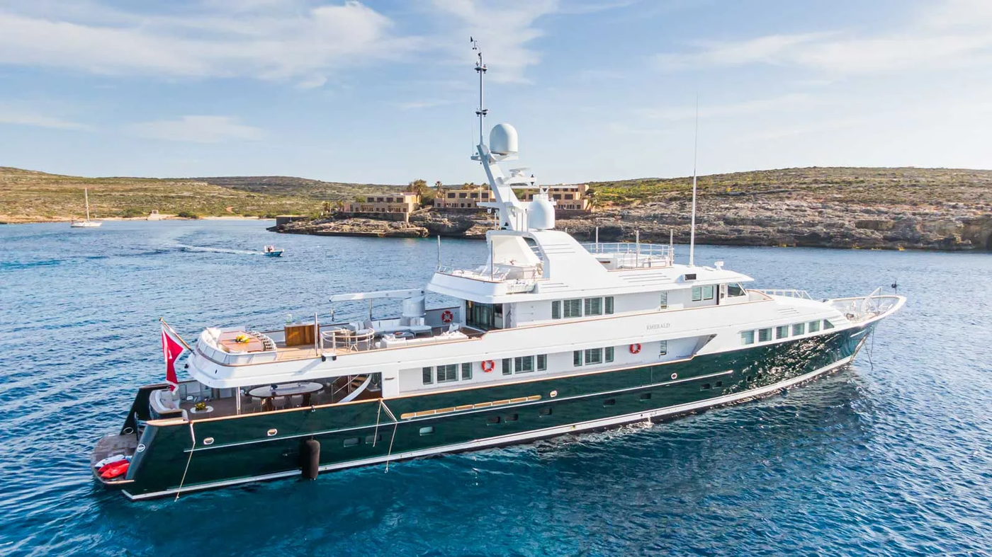 Siêu du thuyền 50 mét Feadship Emerald tái xuất với tông màu trang nhã, tinh tế