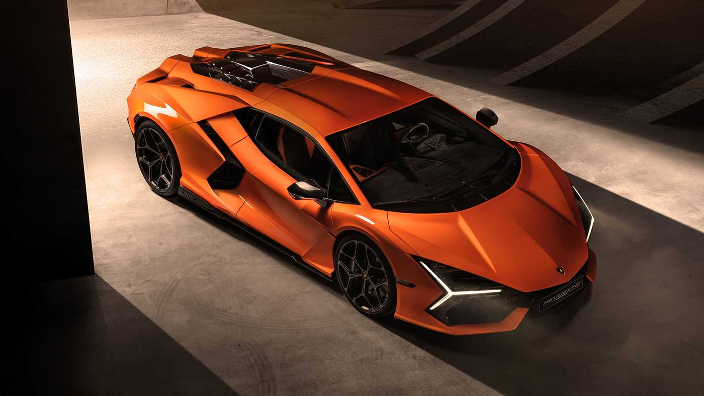 Lamborghini Revuelto mở ra chương tiếp theo cho động cơ V12 huyền thoại