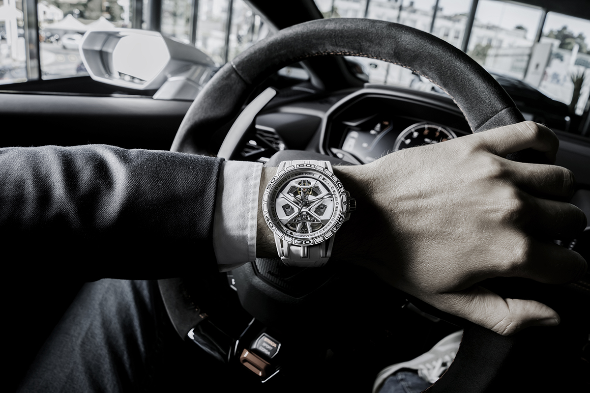 Roger Dubuis Excalibur Monobalancier Titanium tiên phong về kỹ nghệ & chất liệu