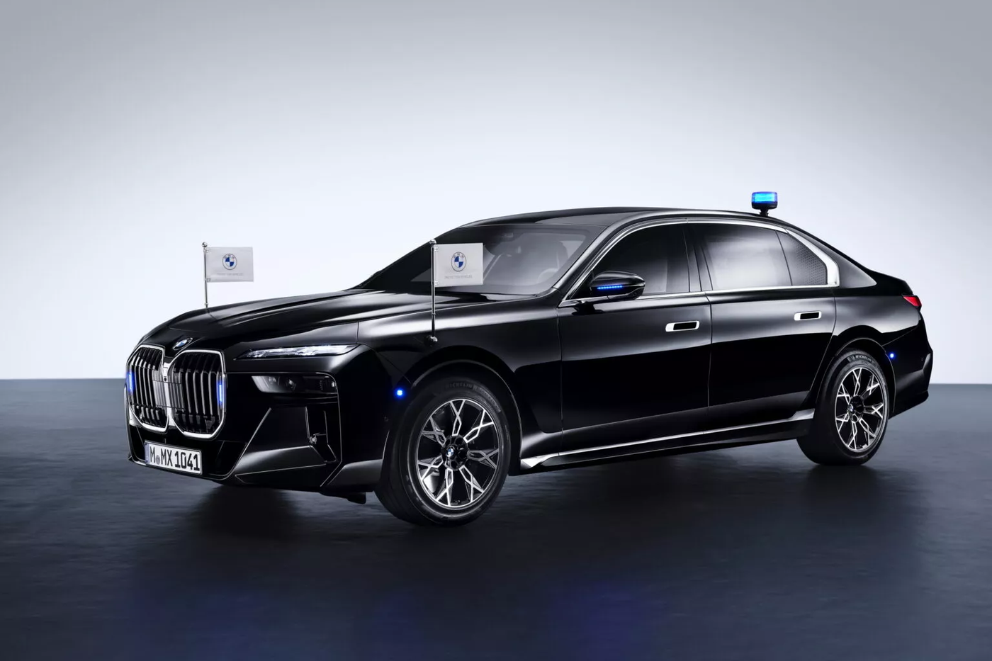 Ngắm 2 phiên bản BMW Protection bọc thép: 7-Series V8 và i7 điện đầu tiên