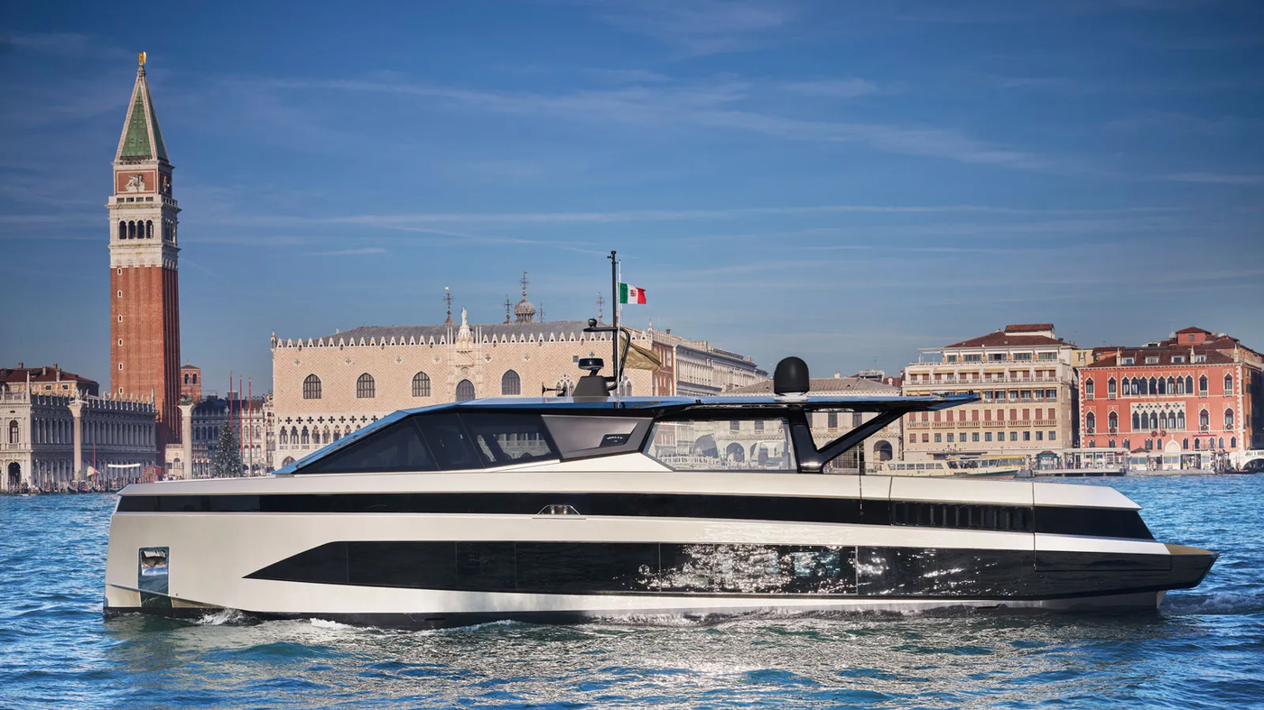 Wally hé lộ “tân binh” wallywhy100 tại thành phố kênh đào cổ kính Venice