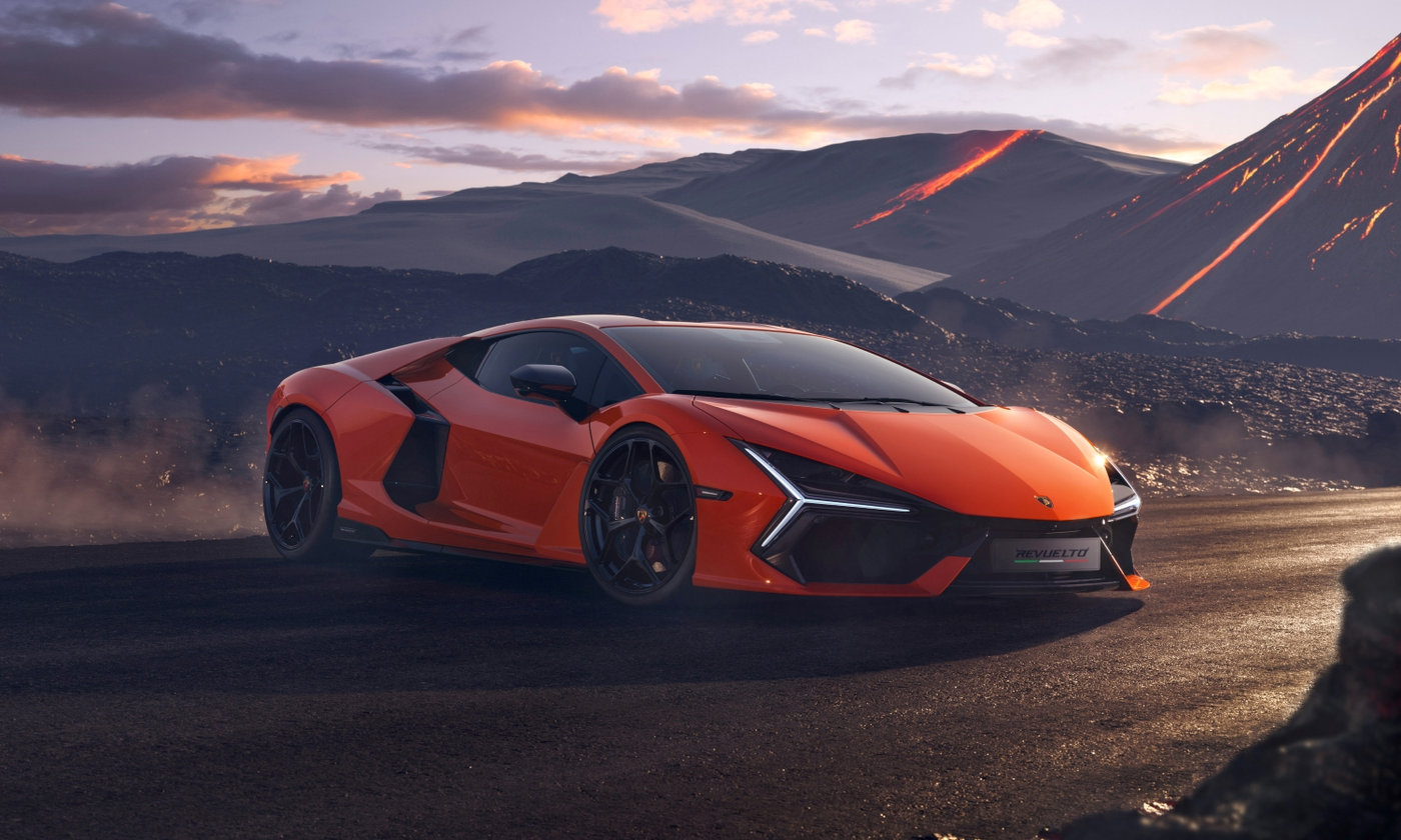 Trình làng siêu xe thể thao Lamborghini Revuelto V12 HPEV đầu tiên tại Việt Nam