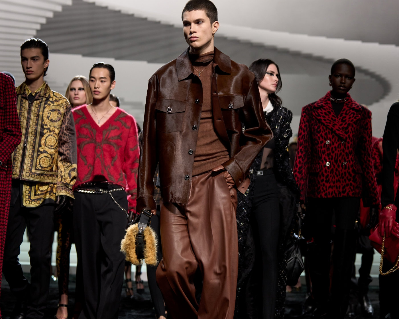 Giải mã bí ẩn về nghịch lý "hoa hồng gai" trong BST Versace Thu Đông 2024