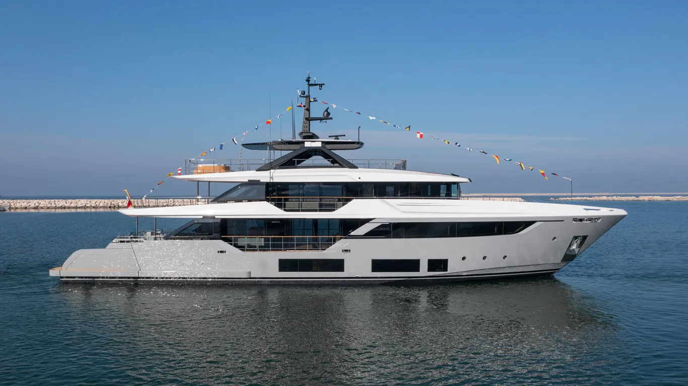 Custom Line hạ thủy mẫu Navetta 38 đầu tiên – đẳng cấp thượng lưu trên sóng