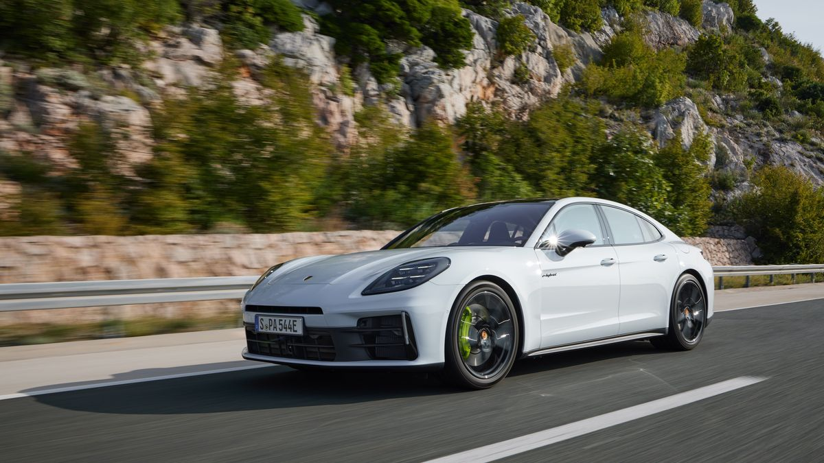 Lộ diện Porsche Panamera E-Hybrid 2024: Vượt trội hiệu suất, bứt phá giới hạn