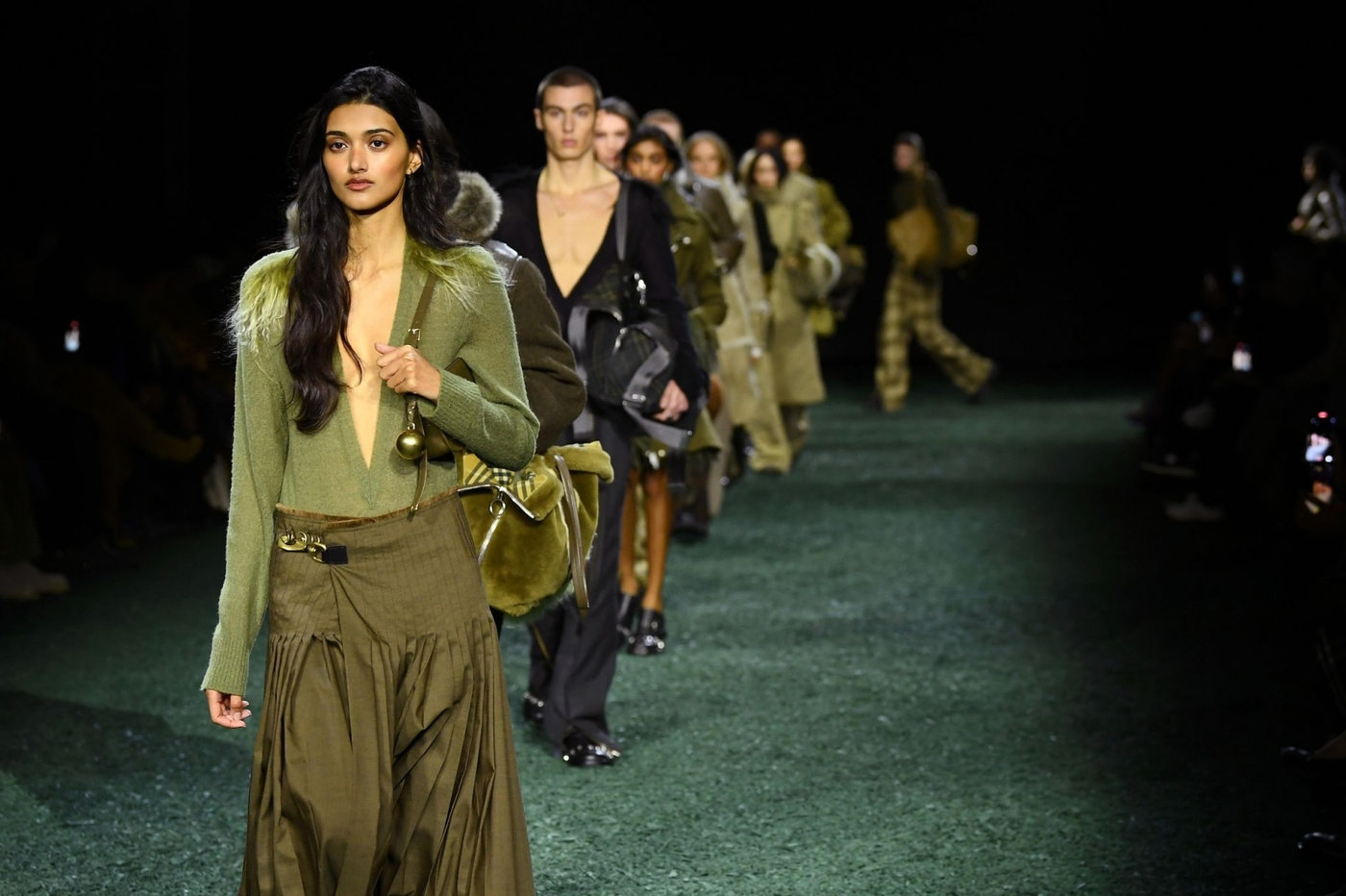 "Vũ trụ" thời trang thanh lịch của Burberry trong từng thiết kế BST Thu Đông 2024
