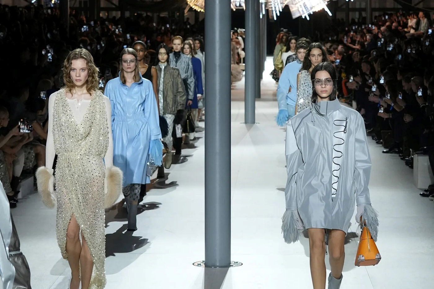 Louis Vuitton Thu Đông 2024: Hành trình du hành thời gian qua kỹ thuật thêu và đính đá