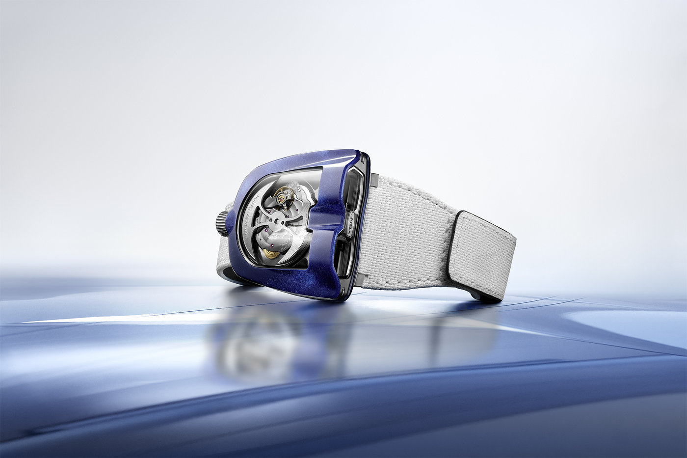 MB&F HM8 Mark 2 Blue Edition màu xanh sapphire nổi bật lấy cảm hứng từ siêu xe
