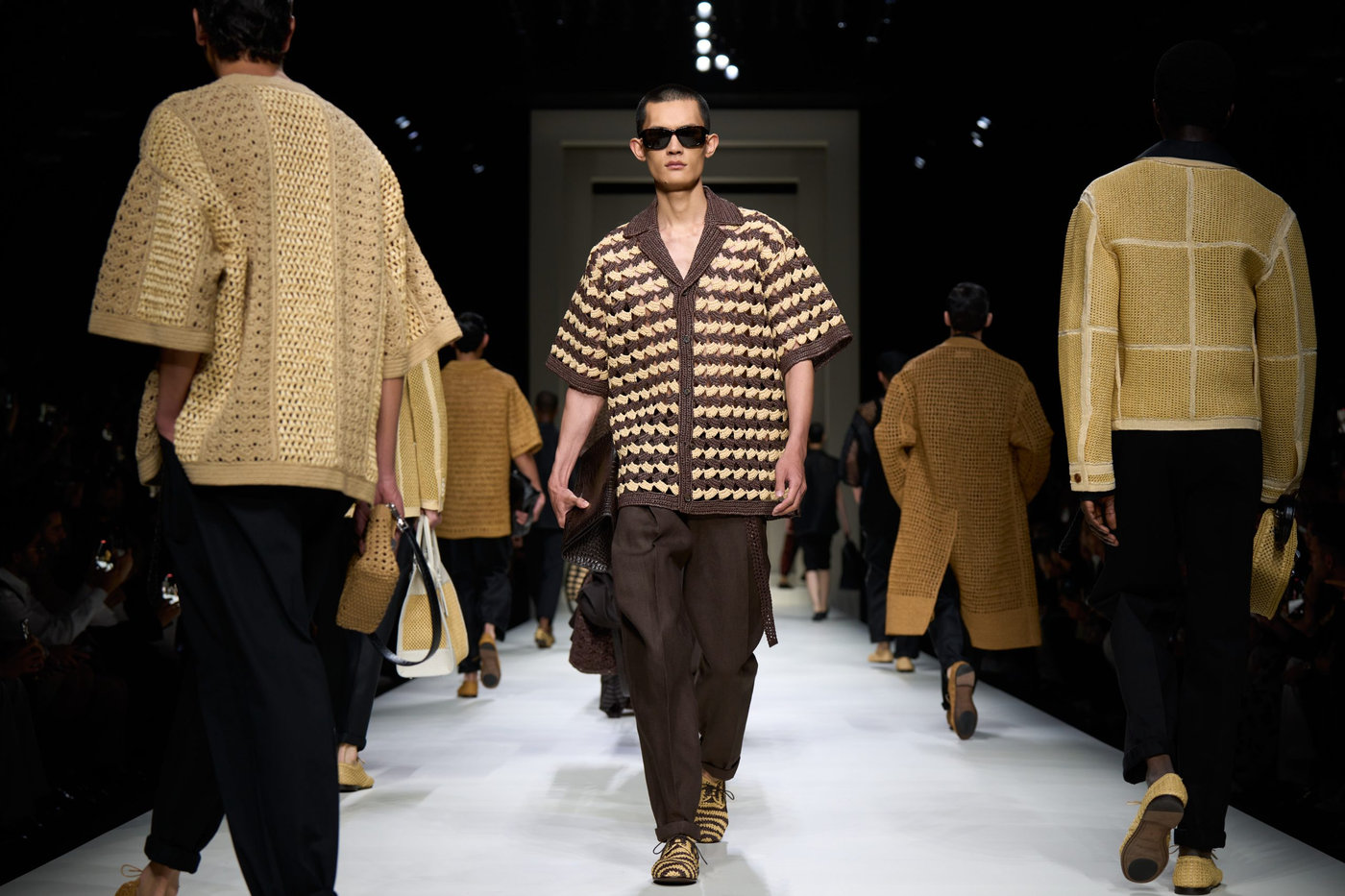BST Dolce & Gabbana Xuân Hè Nam 2025: Kỳ quan thẩm mỹ Ý bên bờ Địa Trung Hải