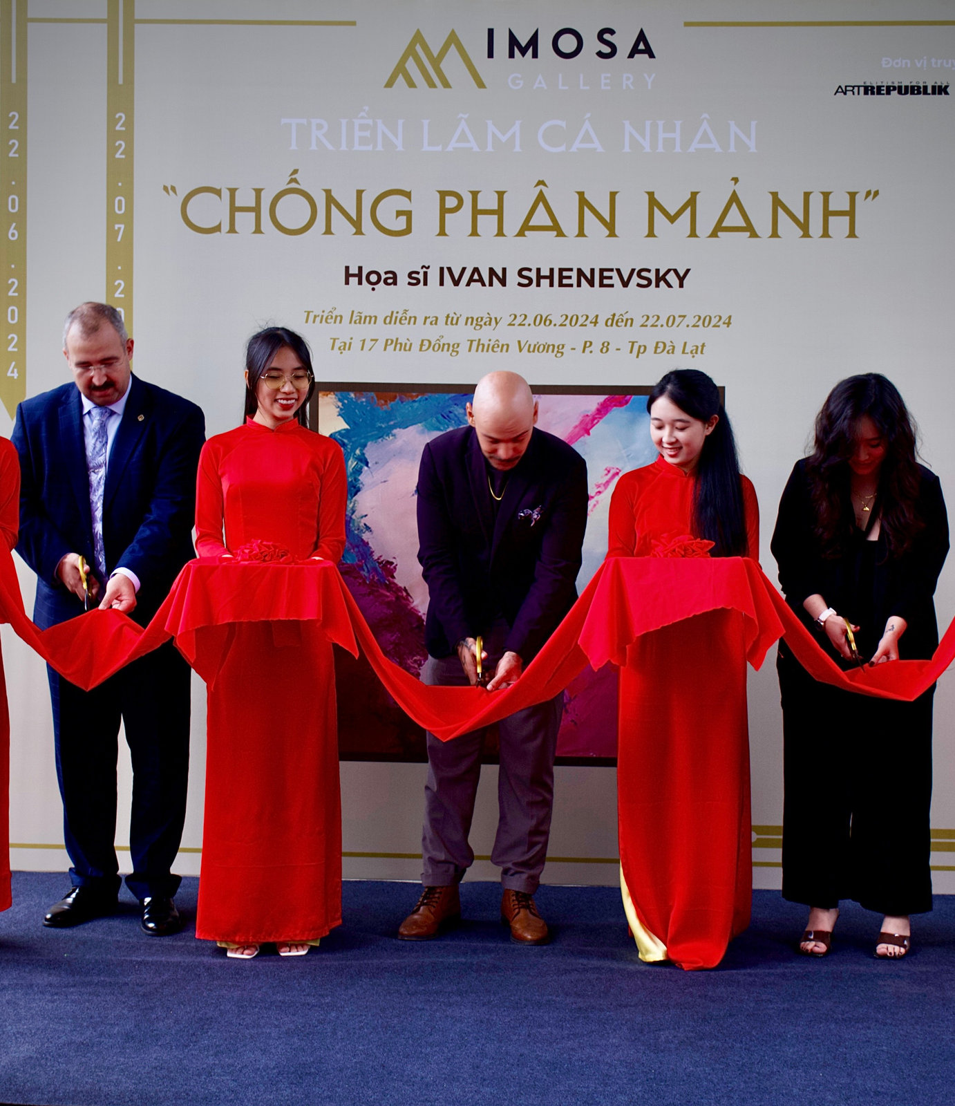 Triển lãm "Chống Phân Mảnh" của họa sĩ Ivan Shenevsky khai mạc thành công rực rỡ