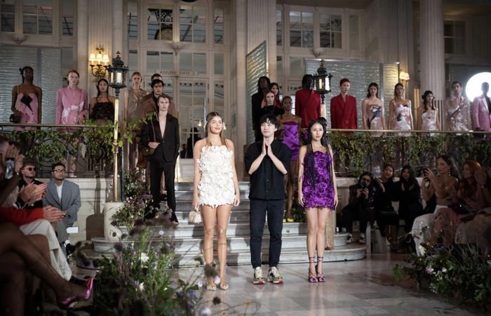 BST mới của NTK Trần Hùng toả sáng tại London Fashion Week Xuân Hè 2025