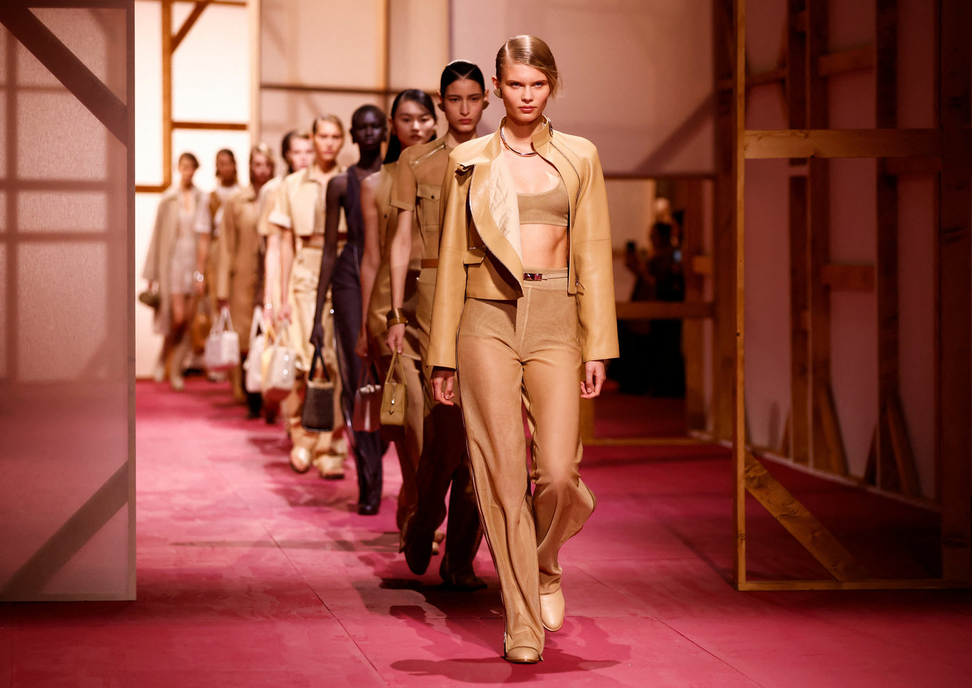 BST Hermès Xuân Hè 2025: Nét thanh lịch biểu tượng từ cảm hứng cưỡi ngựa