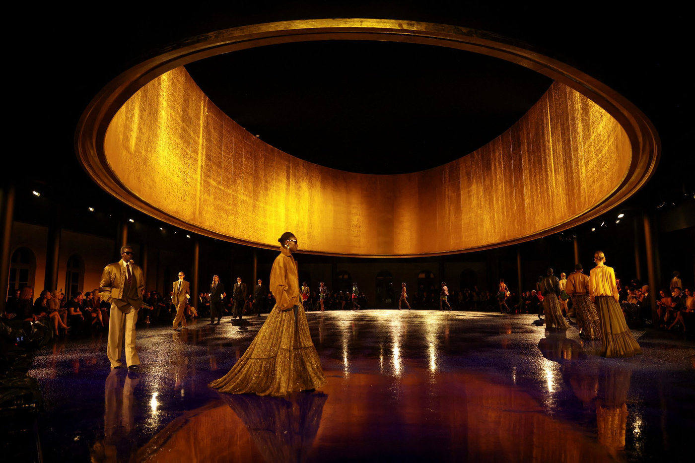 BST Saint Laurent Xuân Hè 2025: Quyền năng của “power dressing”