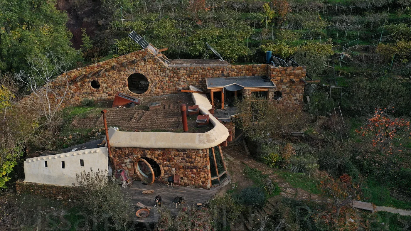 Khám phá Lifehaus – Ngôi nhà Hobbit “tự cung tự cấp” ấn tượng, toạ lạc tại Lebanon