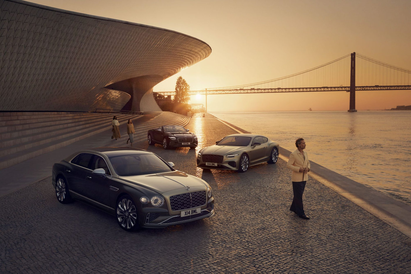 Cuộc cách mạng sức mạnh: Bentley Mulliner trình làng bộ ba siêu xe hybrid mới