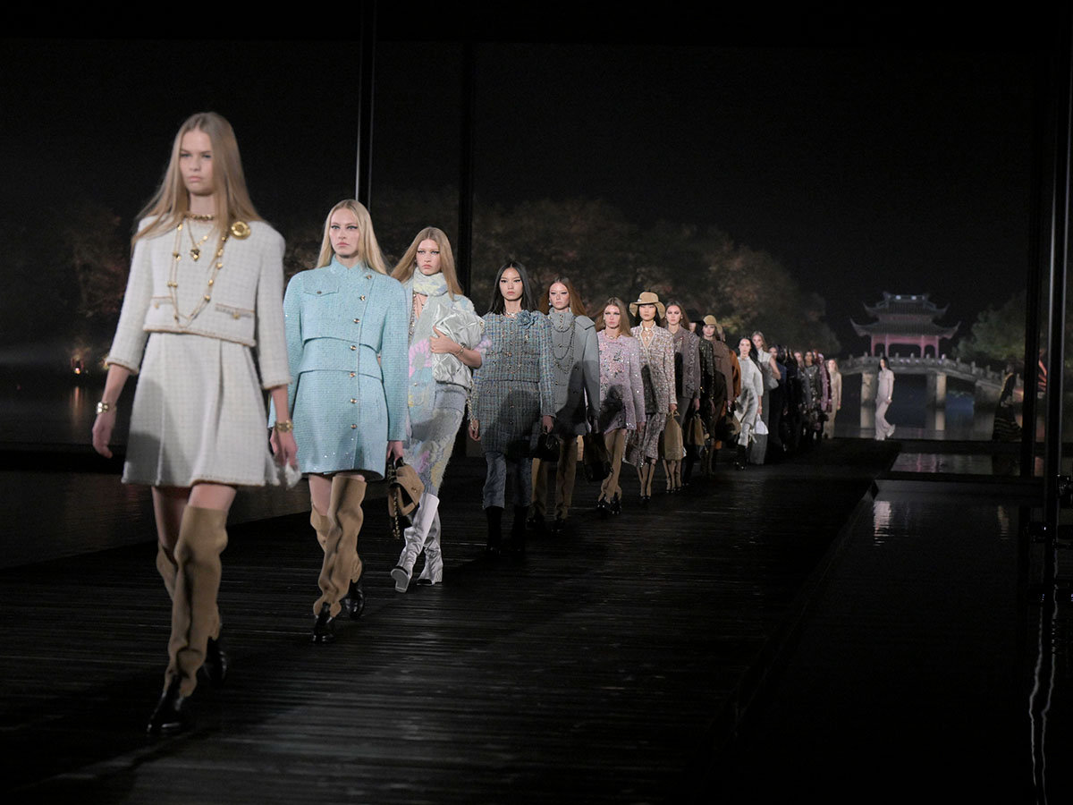 CHANEL Métiers d’art 2024 – 25: Lời ca tụng nghệ thuật thủ công từ Paris đến Hàng Châu