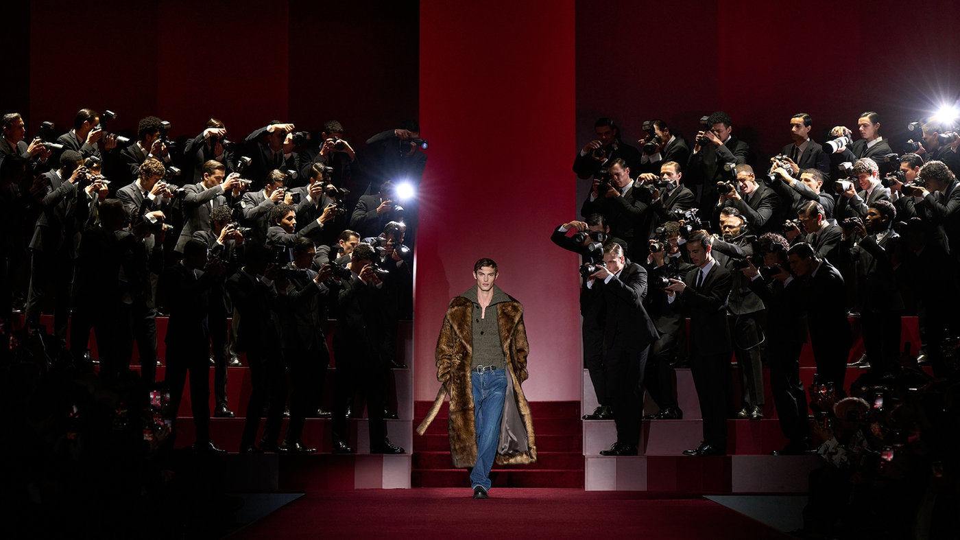 Dolce & Gabbana Thu Đông Nam 2025: Thế giới thời trang nam qua ống kính paparazzi