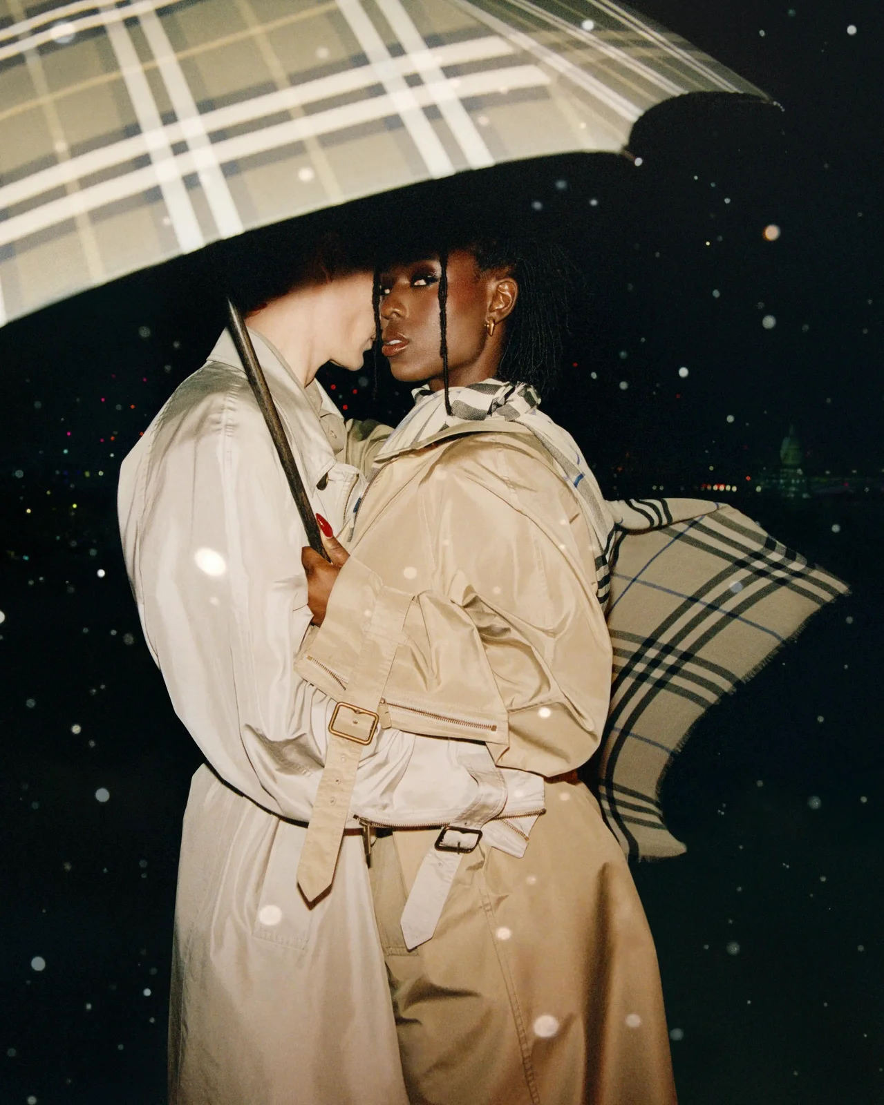Hơi thở London và tình yêu hòa quyện trong chiến dịch mới nhất của Burberry