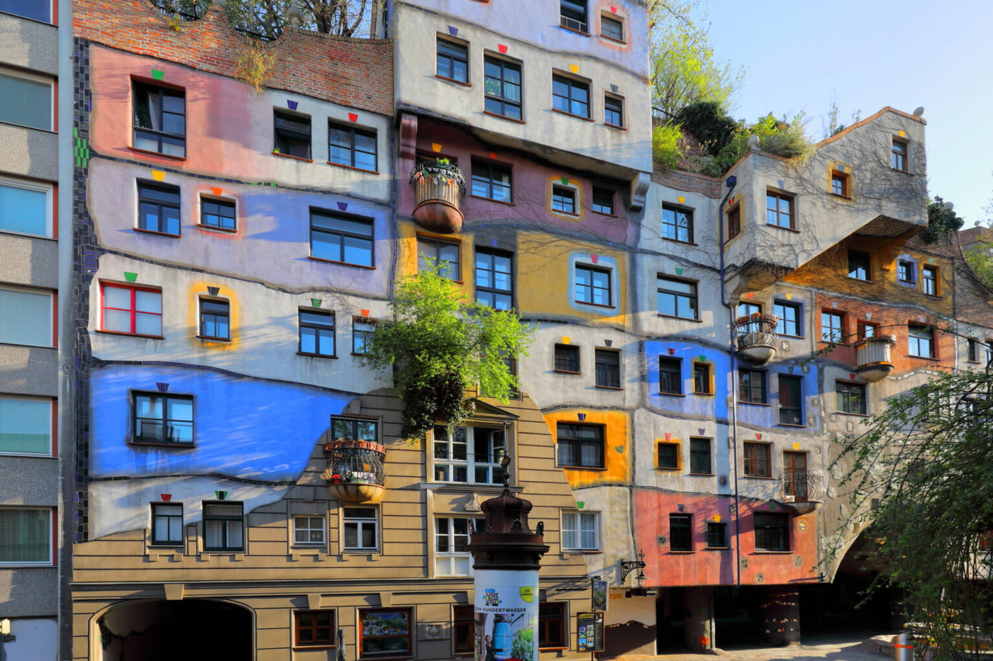 Khám phá thế giới nghệ thuật mê hoặc của nghệ sĩ tài ba Friedensreich Hundertwasser