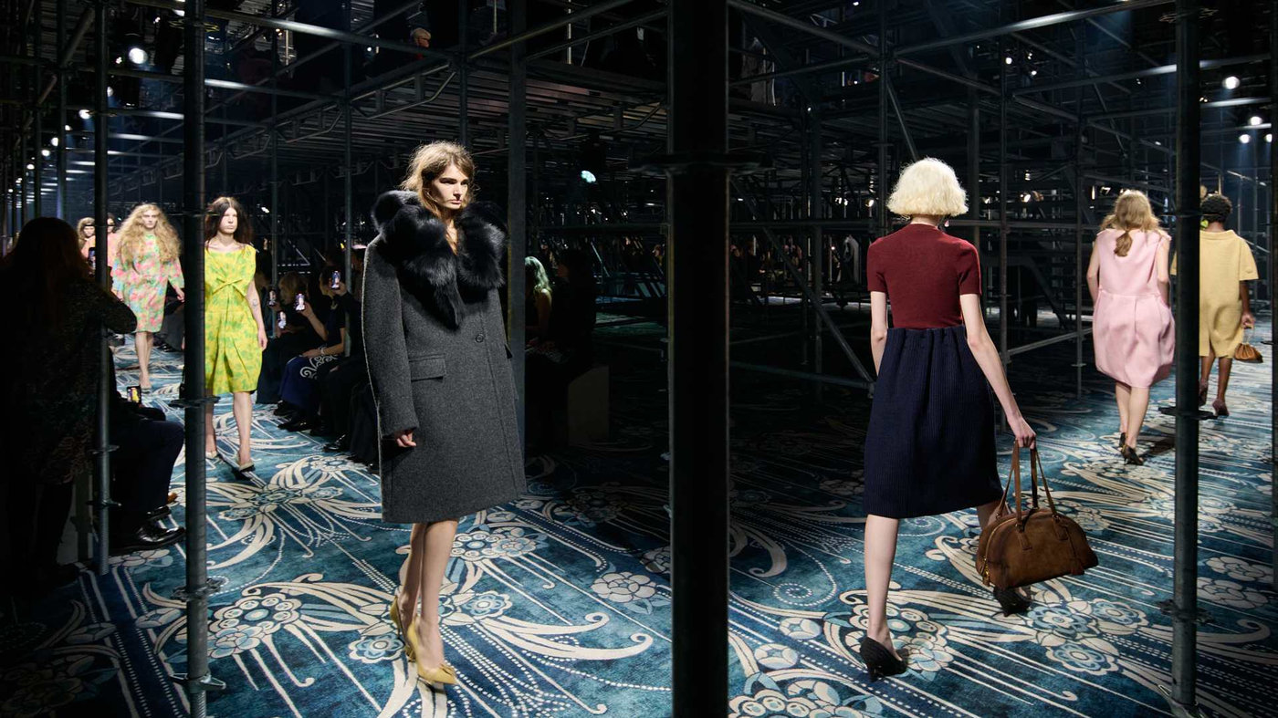 BST Prada Thu Đông 2025: Dùng sự tự do để thách thức chuẩn mực của cái đẹp