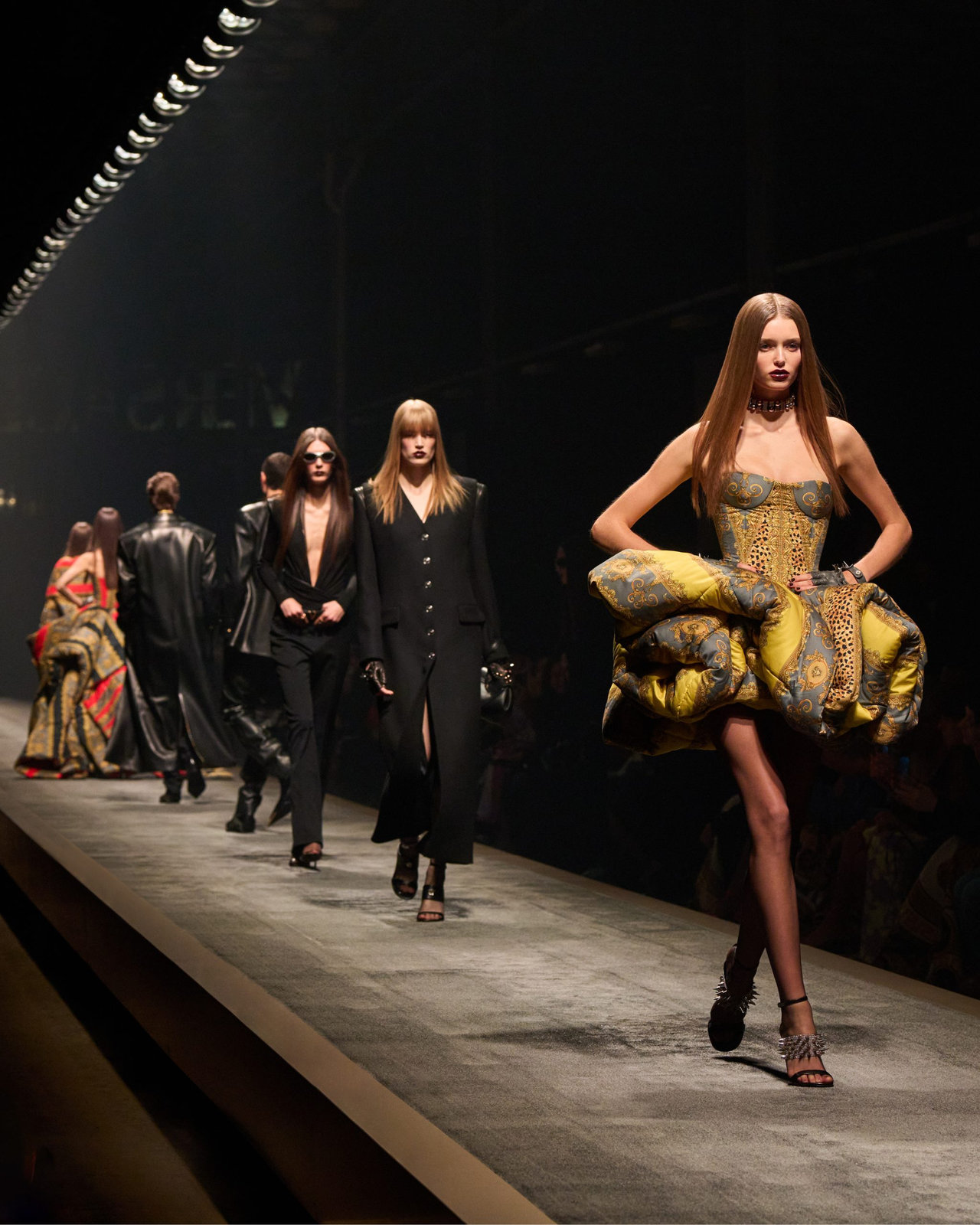 BST Versace Thu Đông 2025: Nốt thăng của sự tự do, cá tính và gợi cảm