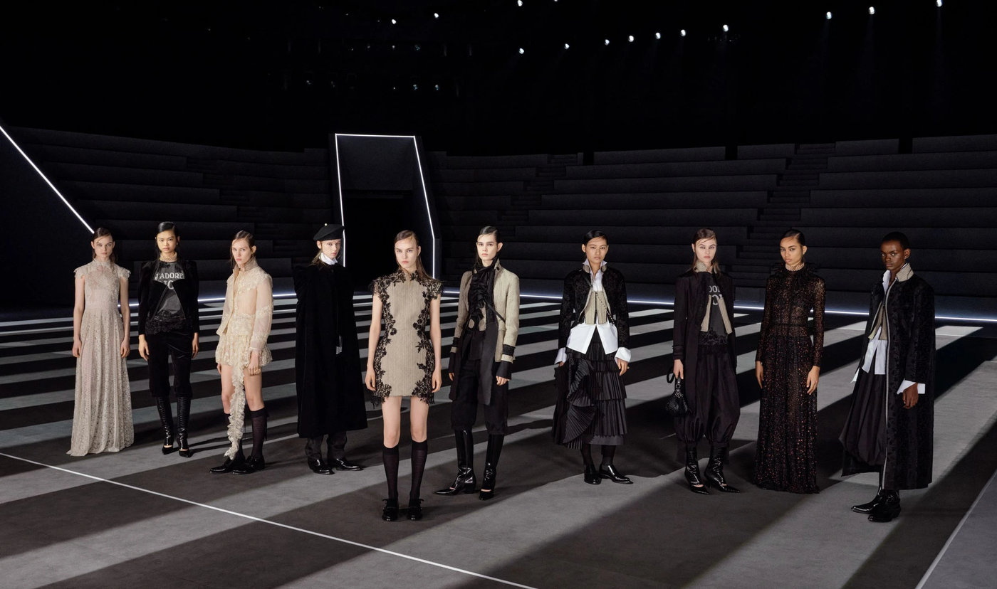 Dior Thu Đông 2025: Dòng văn chương xuôi ngược trong thế giới của Maria  Grazia Chiuri