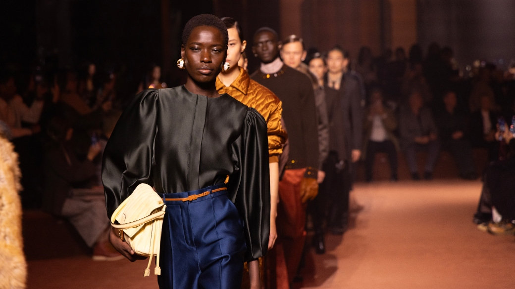 BST Fendi Thu Đông 2025: 100 năm hồi ức về một thương hiệu chuyên đồ da và lông thú
