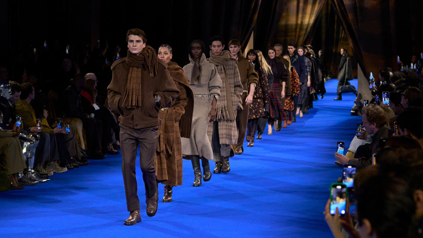 BST Burberry Thu Đông 2025: Chuyến du ngoạn đến vùng nông thôn Anh quốc