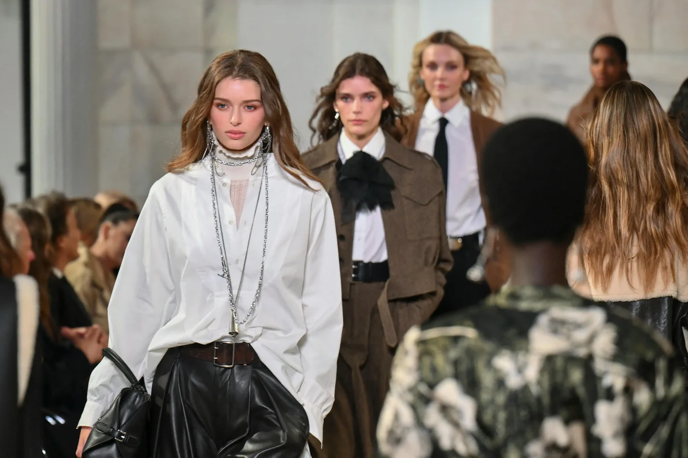 Ralph Lauren Thu/Đông 2025: Bản giao hưởng giữa quý ông lịch lãm và nàng thơ quyến rũ