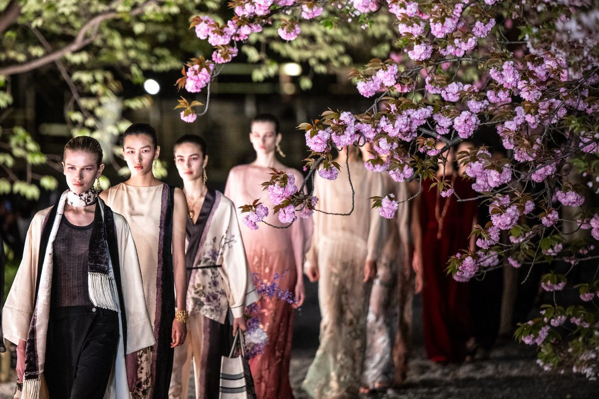 Dior "cất cánh" đến Kyoto, trình làng BST Pre-Fall 2025 mê hoặc tại vườn Toji cổ kính